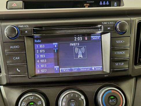 Used 2018 Toyota RAV4 LE FWD image 19