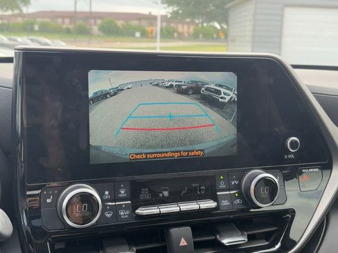 Used 2023 Toyota Highlander Bronze Edition image 13