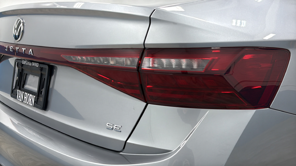 Certified 2025 Volkswagen Jetta SE FWD image 34