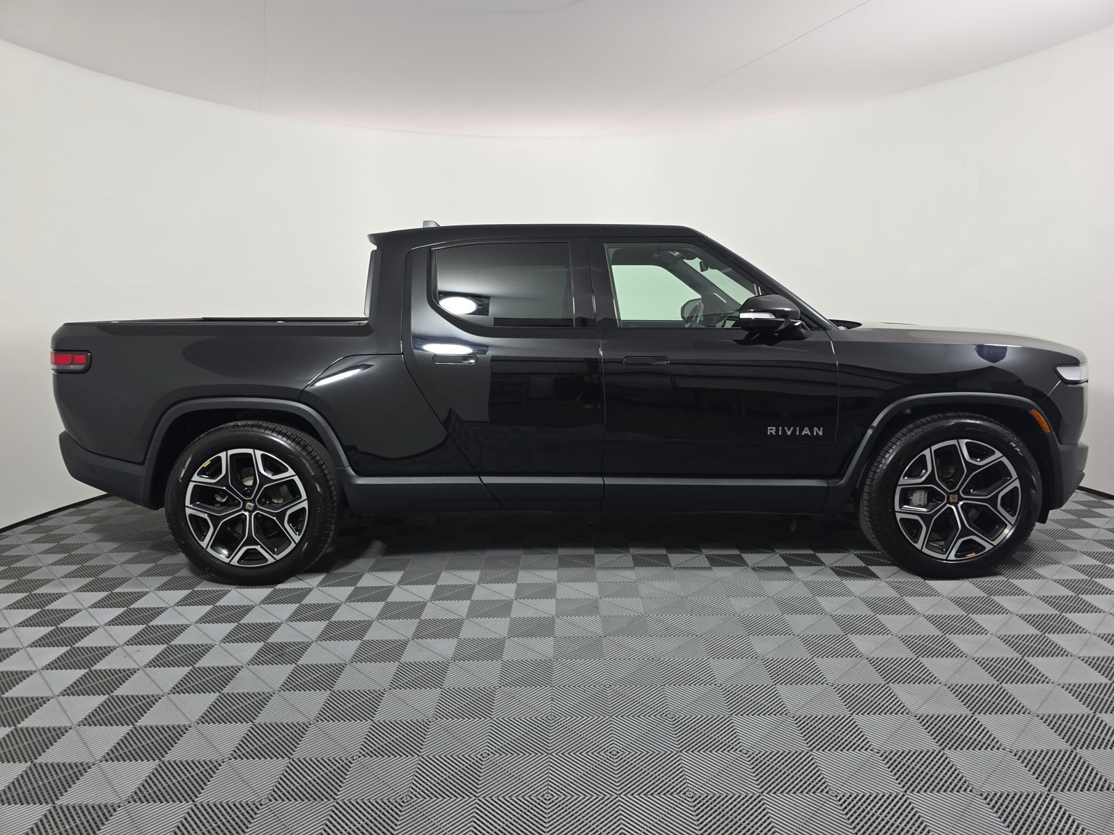 Used 2024 Rivian R1T Adventure Dual AWD/4WD image 6