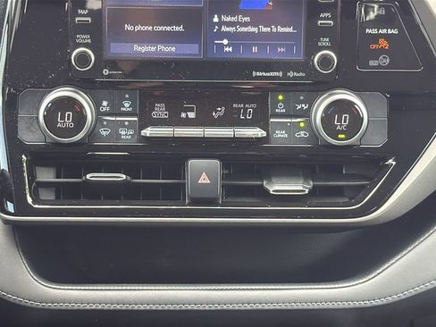 Used 2021 Toyota Highlander LE AWD/4WD image 25