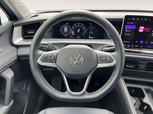 Certified 2025 Volkswagen Tiguan SE AWD/4WD image 15