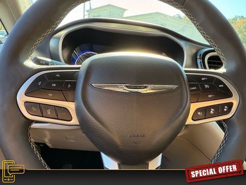 Used 2024 Chrysler Pacifica Touring-L image 17