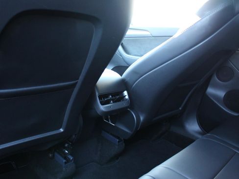 Used 2024 Tesla Model Y Long Range image 29