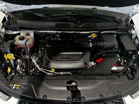 Used 2024 Chrysler Pacifica Touring-L FWD image 11