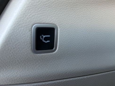 Used 2023 Chrysler Pacifica Touring-L FWD image 15
