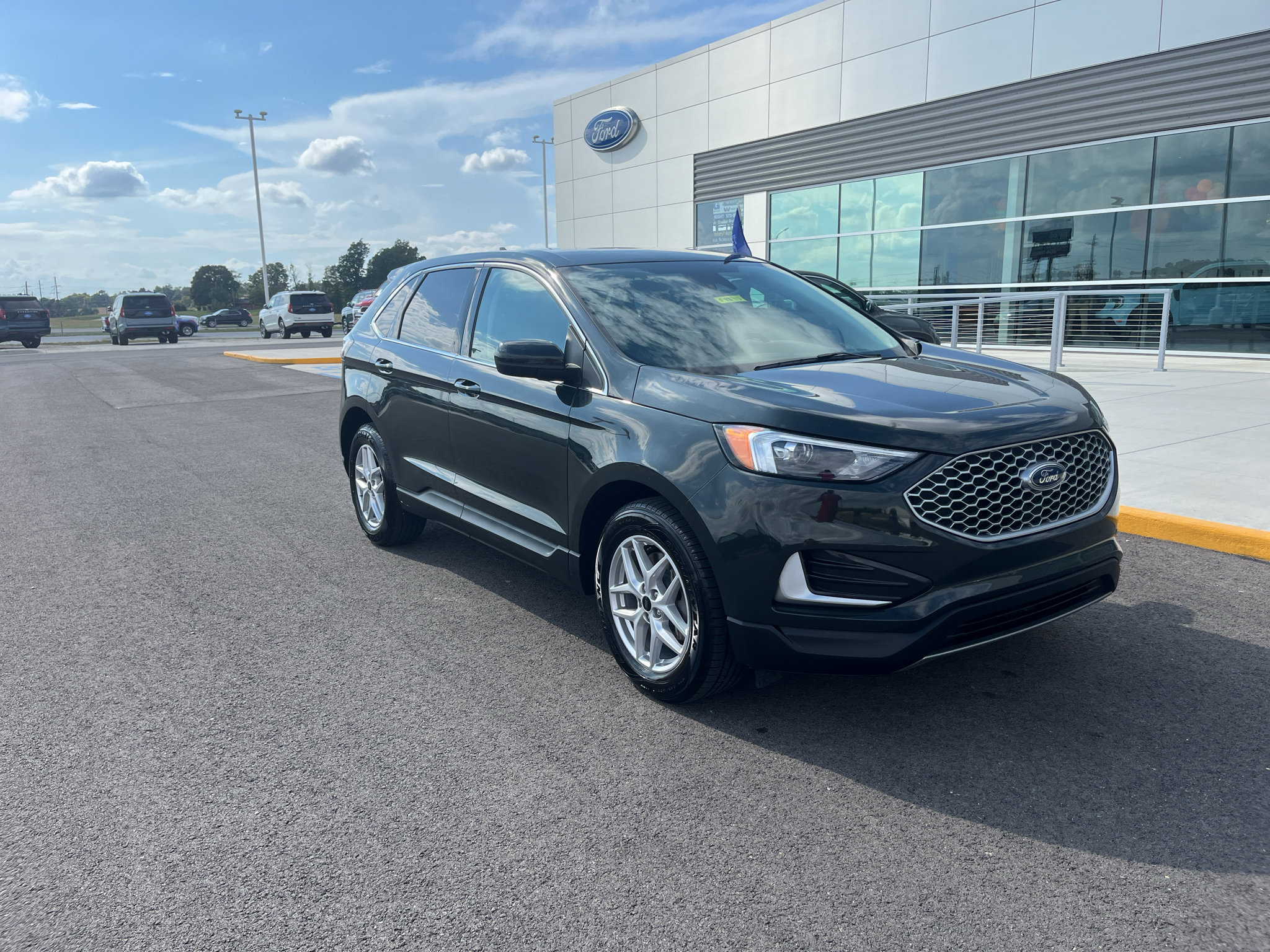 Used 2024 Ford Edge SEL AWD/4WD image 3