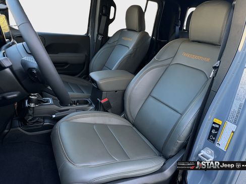 Used 2025 Jeep Gladiator Mojave AWD/4WD image 11
