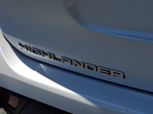 Used 2022 Toyota Highlander XLE AWD/4WD image 21