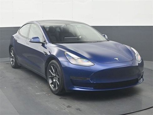 Used 2023 Tesla Model 3 Standard Range image 2