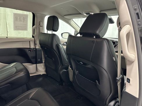 Used 2023 Chrysler Pacifica Touring-L image 56