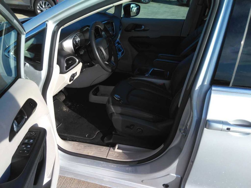 Used 2024 Chrysler Pacifica Touring-L FWD image 7