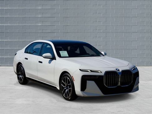 Used 2023 BMW 740i w/ Parking Assistance Package RWD image 1