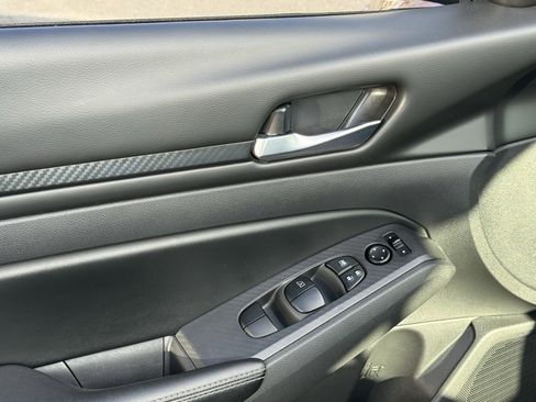 Used 2024 Nissan Altima 2.5 SV image 9