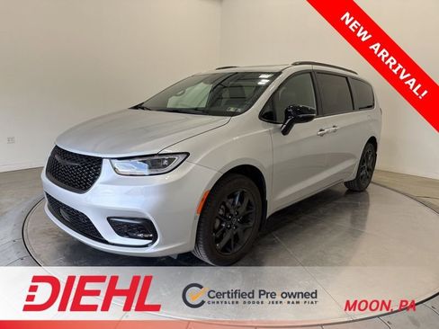 Used 2026 Chrysler Pacifica Limited w/ S Appearance Package image 3