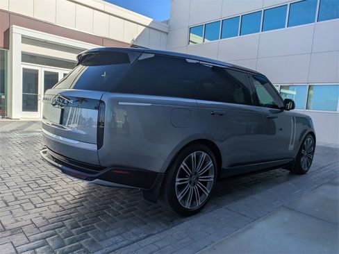Used 2025 Land Rover Range Rover Long Wheelbase Autobiography image 4