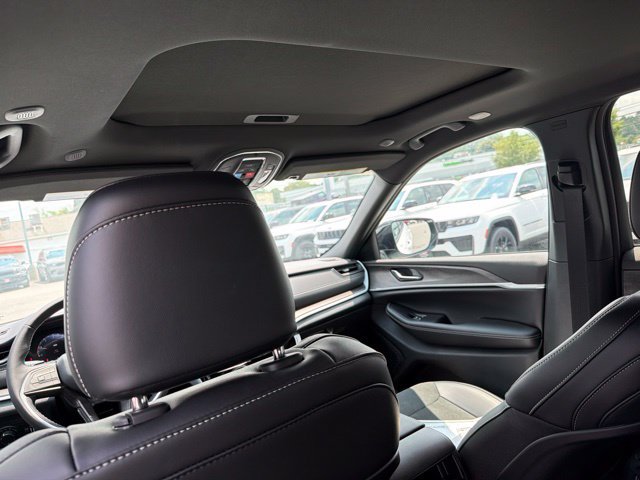 New 2026 Jeep Grand Cherokee Altitude AWD/4WD image 9
