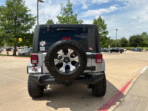 Used 2015 Jeep Wrangler Unlimited Sahara w/ Connectivity Group AWD/4WD image 7