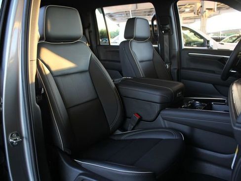 Used 2025 Chevrolet Suburban Premier image 25