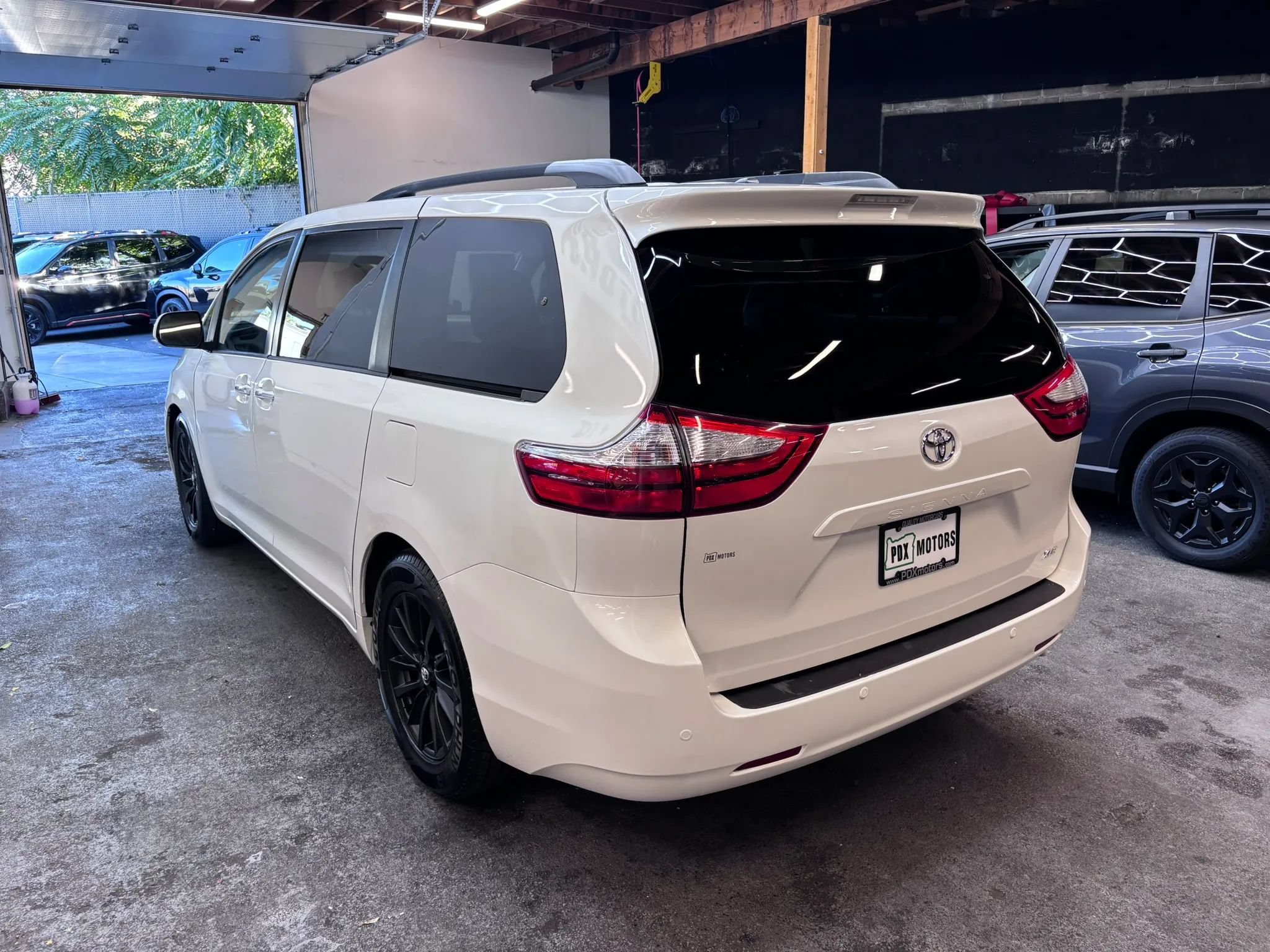 Used 2015 Toyota Sienna XLE w/ XLE Navigation Package FWD image 6