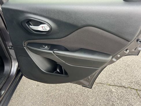 Used 2015 Jeep Cherokee Latitude w/ Comfort/Convenience Group image 16