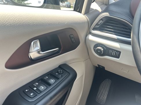 Used 2020 Chrysler Pacifica Limited FWD image 29