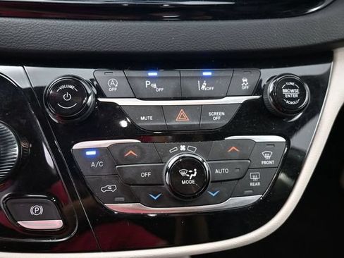 Used 2023 Chrysler Pacifica Touring-L FWD image 24