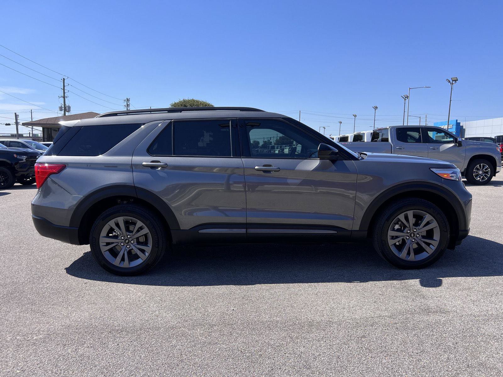 Used 2023 Ford Explorer XLT w/ Equipment Group 202A AWD/4WD image 9