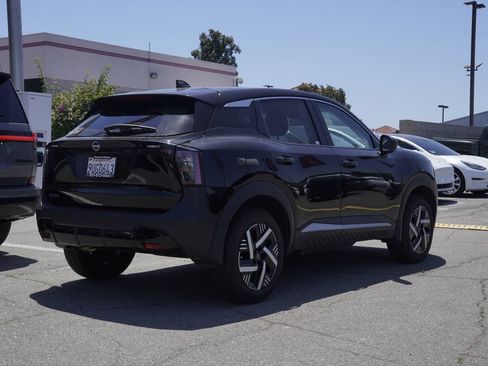 Used 2025 Nissan Kicks SV FWD image 4