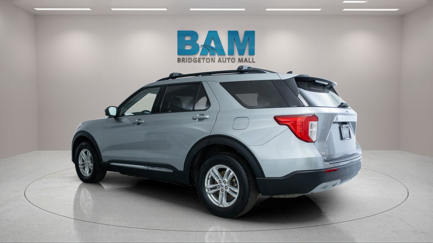 Used 2023 Ford Explorer XLT w/ Equipment Group 202A AWD/4WD image 5