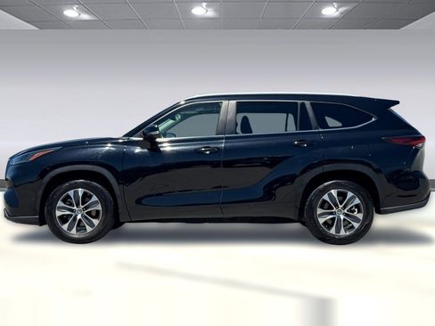 Used 2024 Toyota Highlander XLE FWD image 2