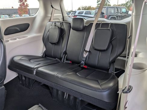 Used 2024 Chrysler Pacifica Touring-L image 26