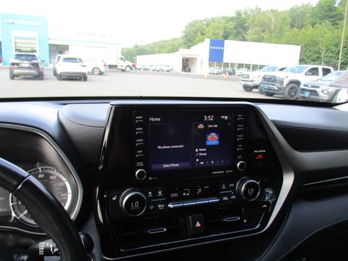 Used 2022 Toyota Highlander XLE AWD/4WD image 18