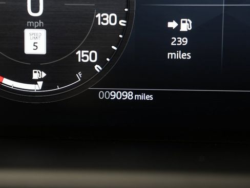 Used 2025 Land Rover Defender 130 X-Dynamic SE image 23