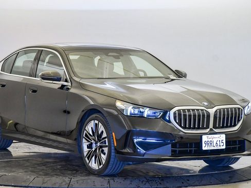 Used 2025 BMW 530i w/ Premium Package image 6