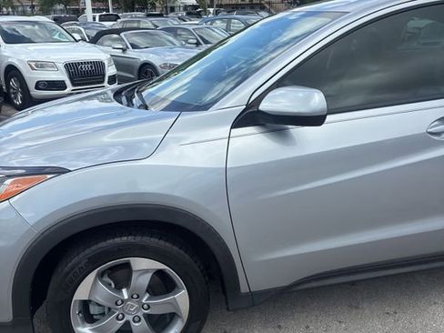 Used 2022 Honda HR-V LX image 2