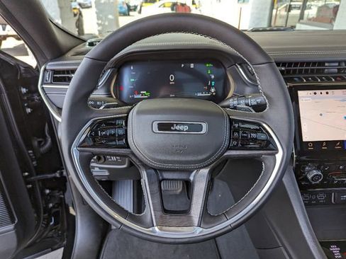 Used 2022 Jeep Grand Cherokee Overland w/ Luxury Tech Group IV AWD/4WD image 10