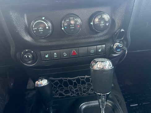 Used 2017 Jeep Wrangler Unlimited Rubicon AWD/4WD image 19