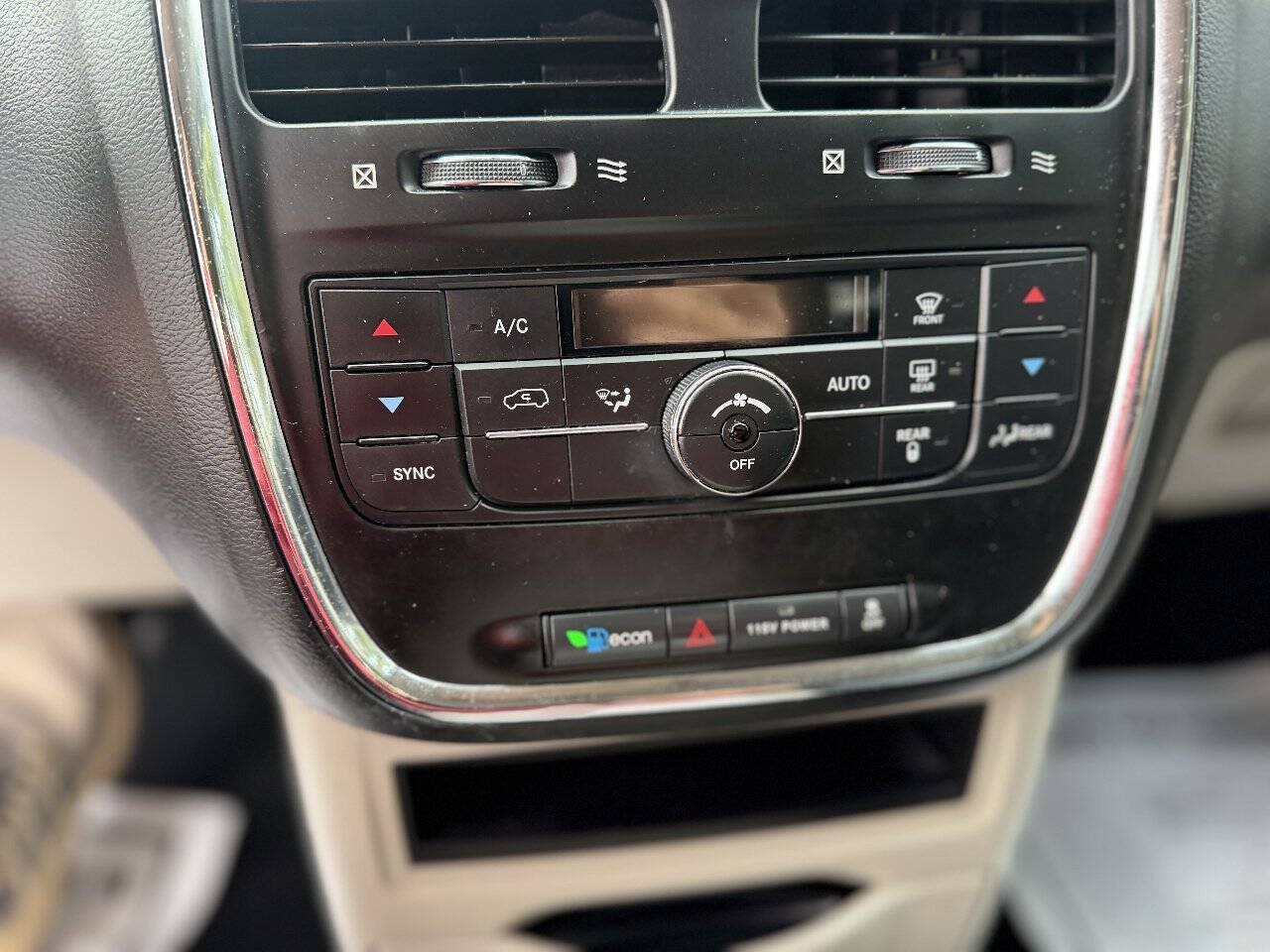 Used 2013 Chrysler Town & Country Touring FWD image 18