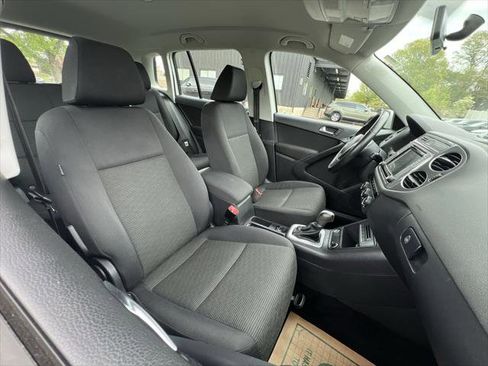 Used 2017 Volkswagen Tiguan Limited w/ Premium Package AWD/4WD image 23