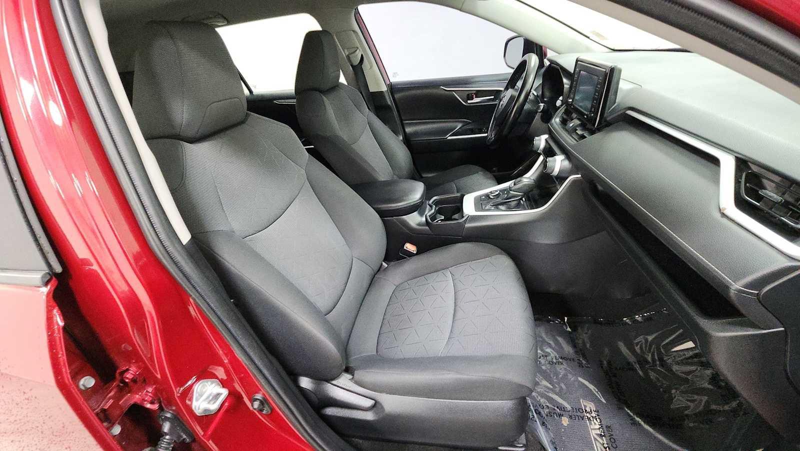 Certified 2020 Toyota RAV4 XLE w/ Carpet Mat Package AWD/4WD image 29
