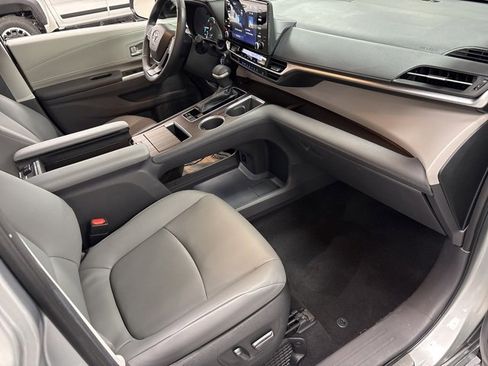 Certified 2022 Toyota Sienna XLE image 10