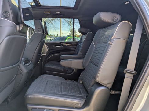 Used 2024 Cadillac Escalade Premium Luxury Platinum image 15