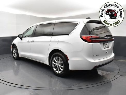 New 2026 Chrysler Pacifica Select AWD/4WD image 4