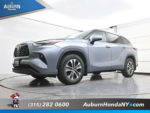 Used 2022 Toyota Highlander XLE AWD/4WD image 22
