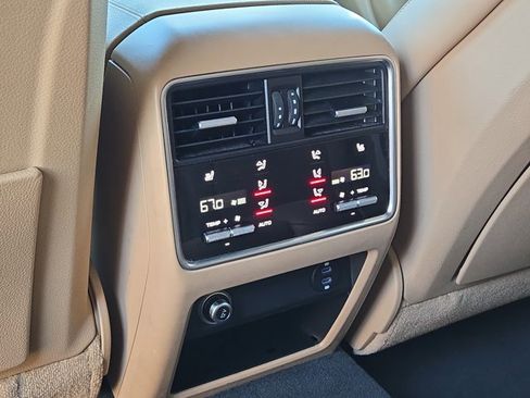 Used 2023 Porsche Cayenne Platinum Edition AWD/4WD image 18