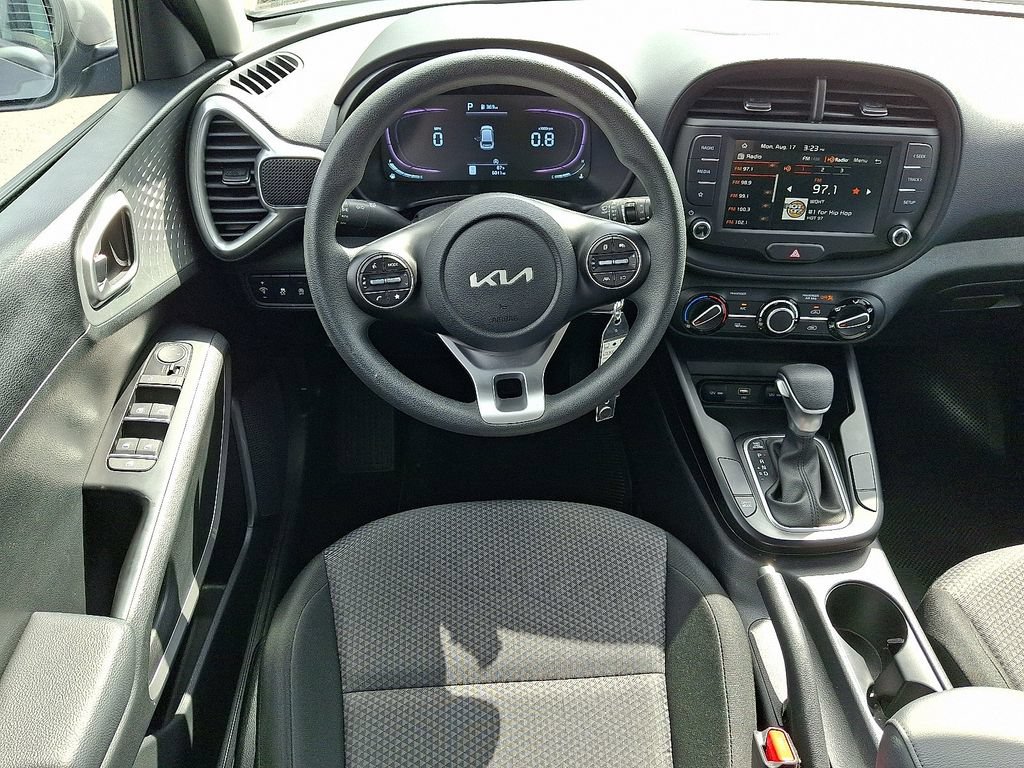 Used 2025 Kia Soul LX w/ LX Technology Package FWD image 12