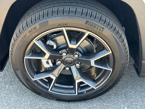 New 2026 Jeep Cherokee Overland w/ Advanced Pro Tech Group AWD/4WD image 7