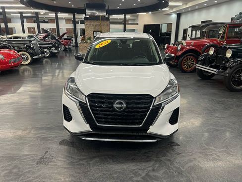 Used 2022 Nissan Kicks S image 2