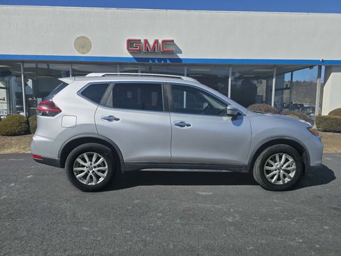 Used 2018 Nissan Rogue SV image 2